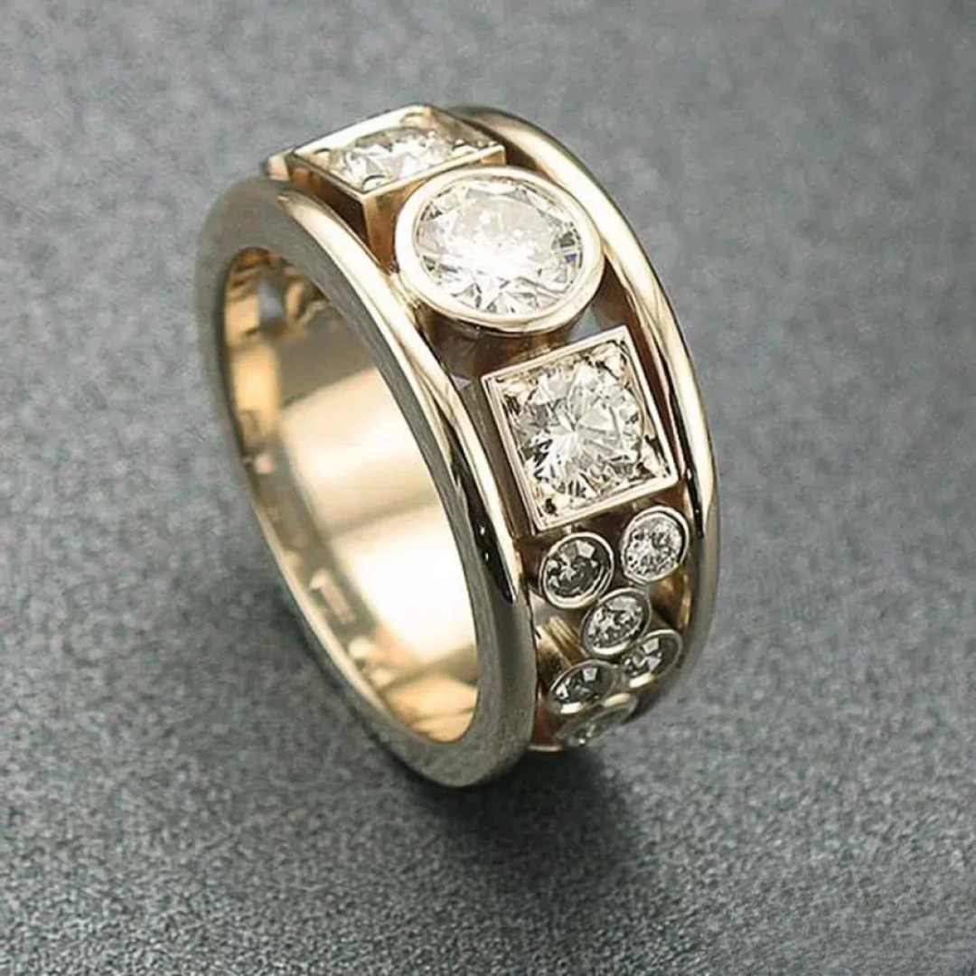 Anillo dorado vintage con zirconia
