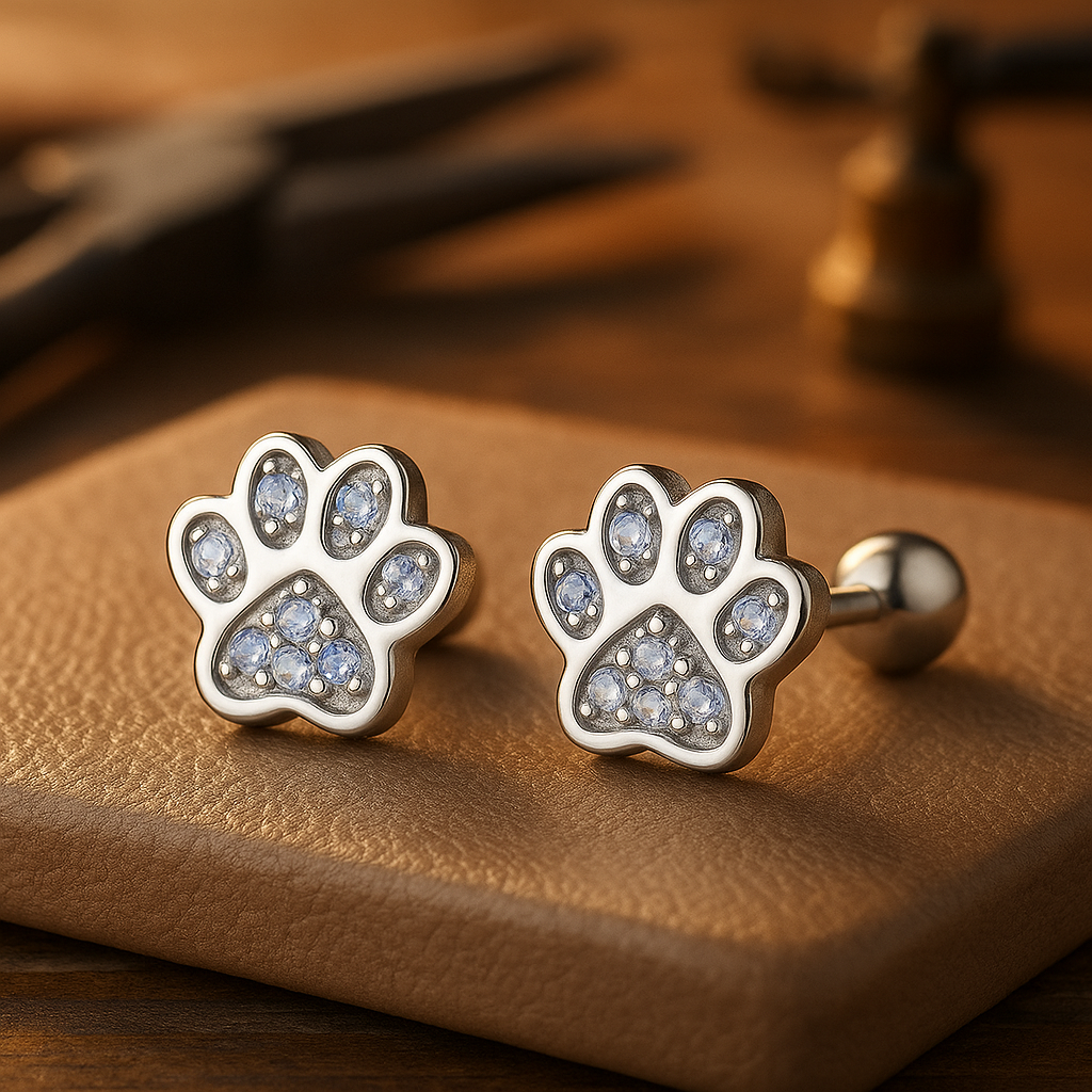 Pendientes de Stud de Plata Esterlina con Diseño de Huella y Detalles de Cristales